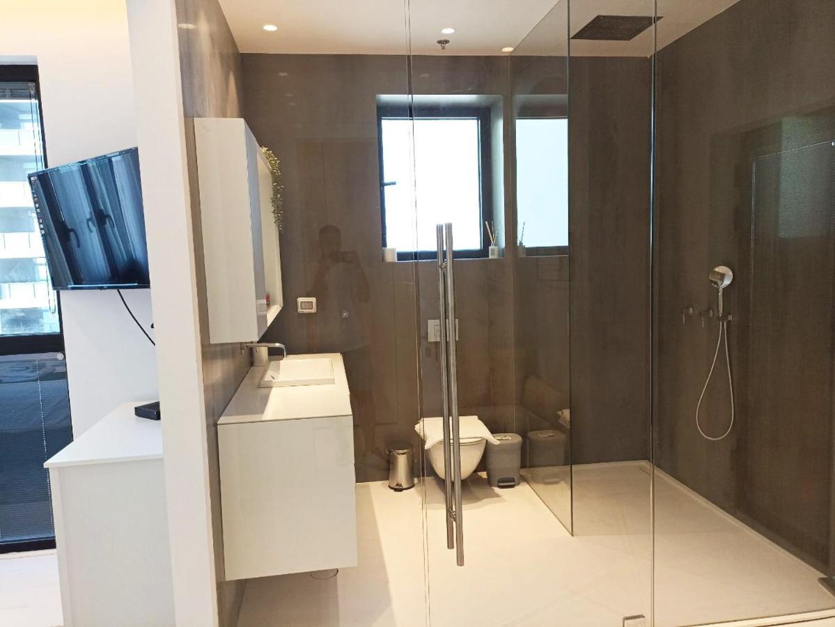 Yalarent Sea-Breeze Penthouse With Jacuzzi Apartamento Bat Yam Exterior foto