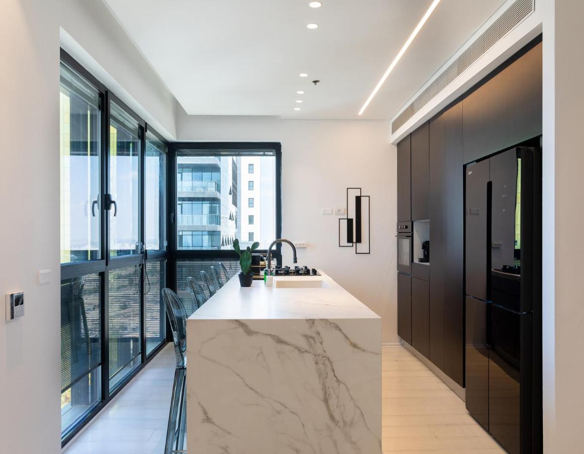 Yalarent Sea-Breeze Penthouse With Jacuzzi Apartamento Bat Yam Exterior foto