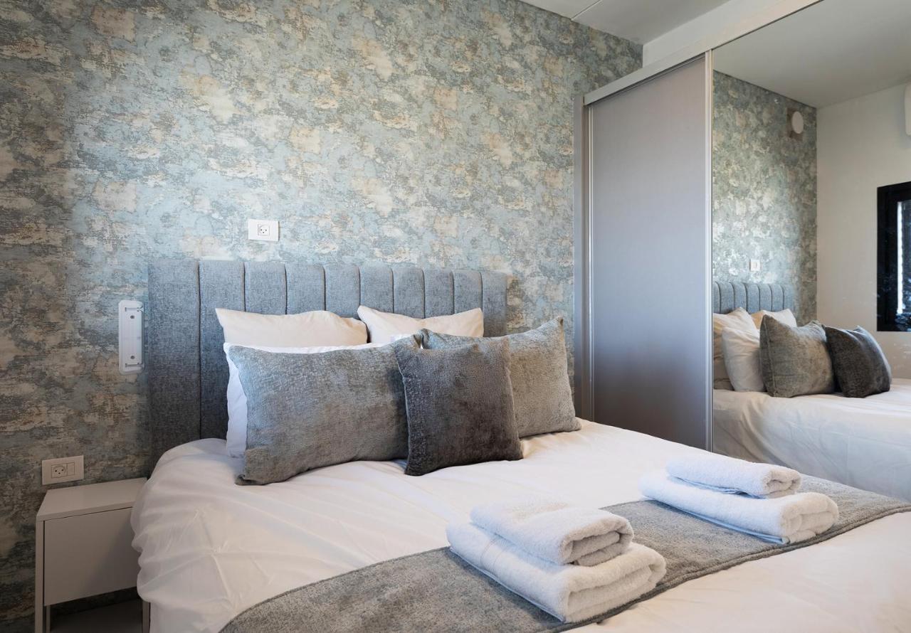 Yalarent Sea-Breeze Penthouse With Jacuzzi Apartamento Bat Yam Exterior foto