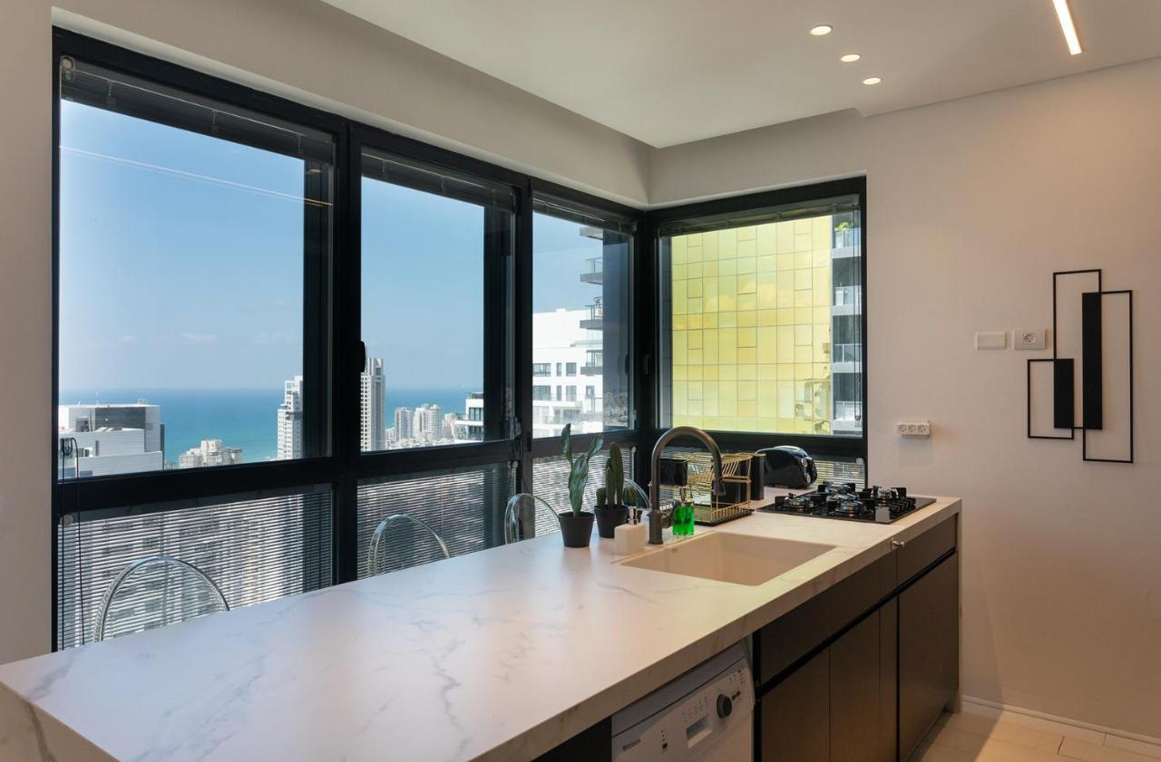 Yalarent Sea-Breeze Penthouse With Jacuzzi Apartamento Bat Yam Exterior foto