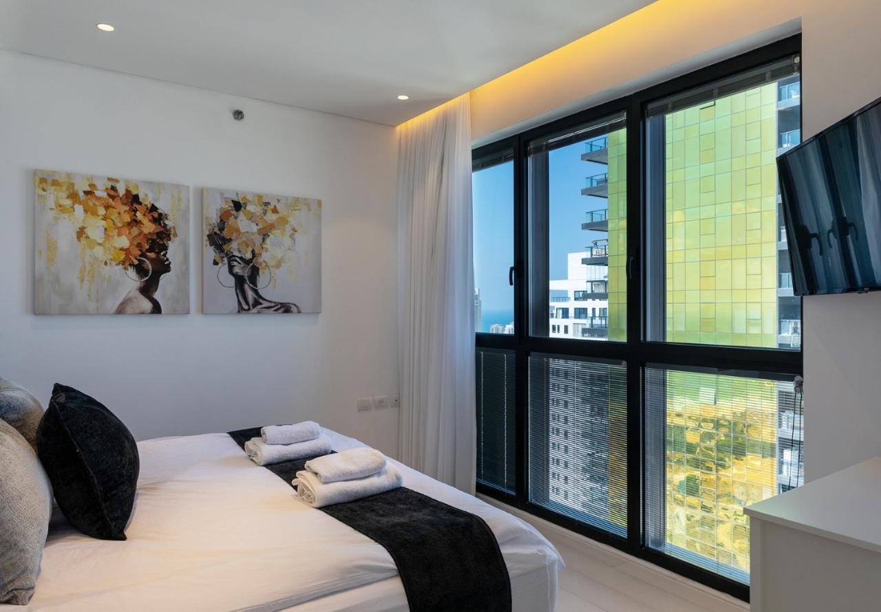 Yalarent Sea-Breeze Penthouse With Jacuzzi Apartamento Bat Yam Exterior foto