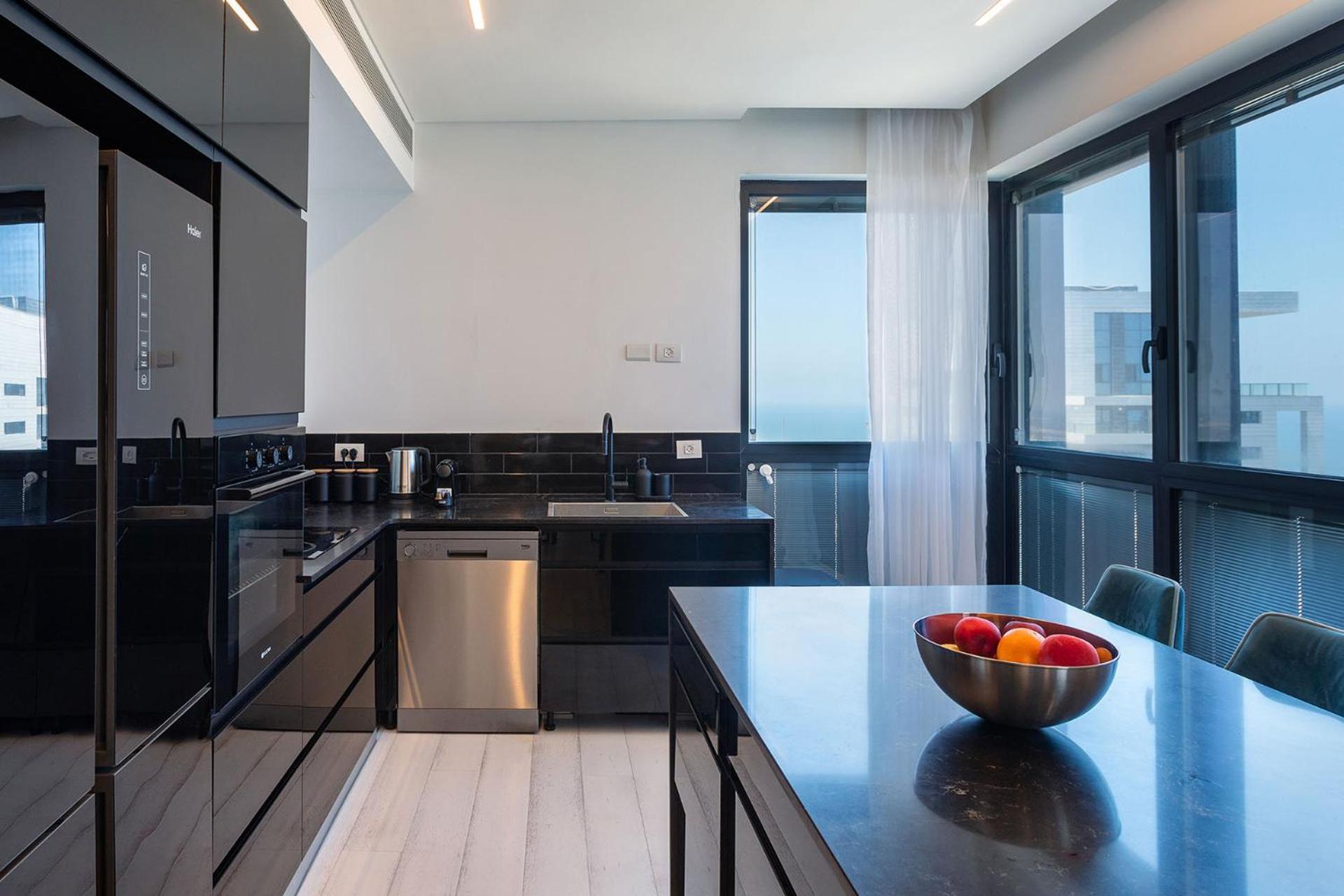 Yalarent Sea-Breeze Penthouse With Jacuzzi Apartamento Bat Yam Exterior foto