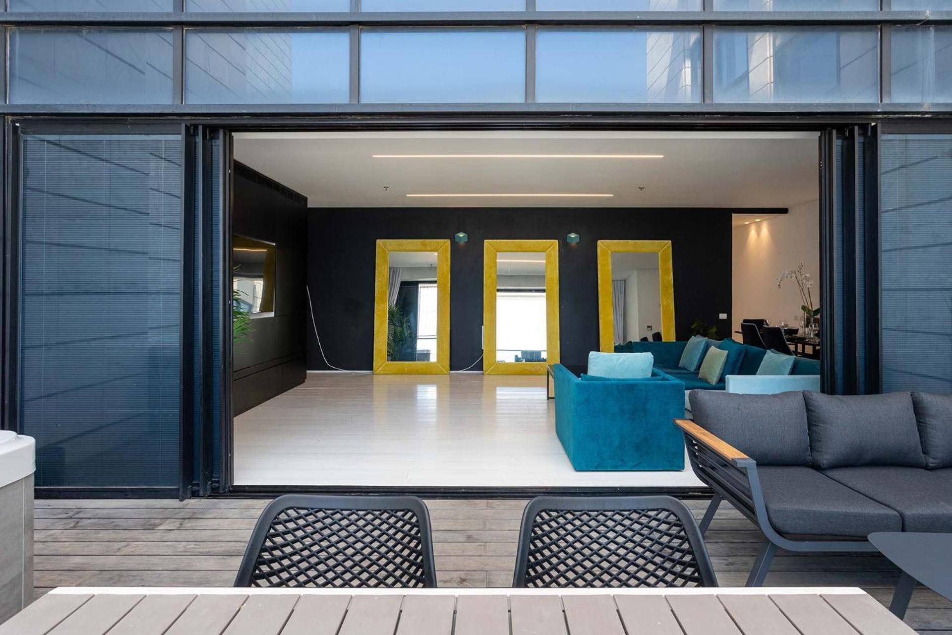 Yalarent Sea-Breeze Penthouse With Jacuzzi Apartamento Bat Yam Exterior foto
