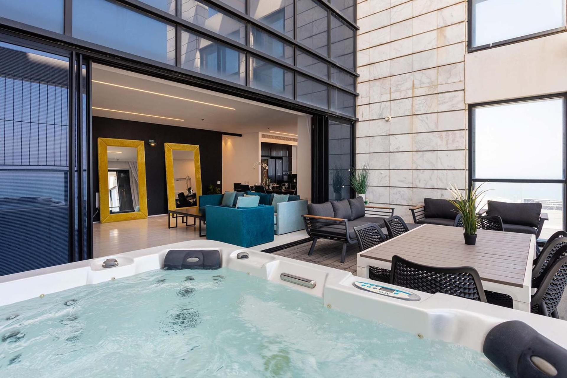Yalarent Sea-Breeze Penthouse With Jacuzzi Apartamento Bat Yam Exterior foto
