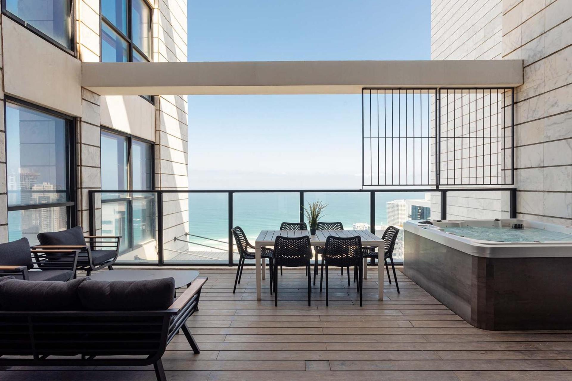 Yalarent Sea-Breeze Penthouse With Jacuzzi Apartamento Bat Yam Exterior foto